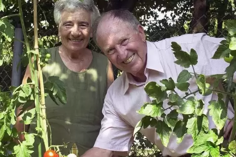Mit seiner geliebten Frau Lucia im Garten.