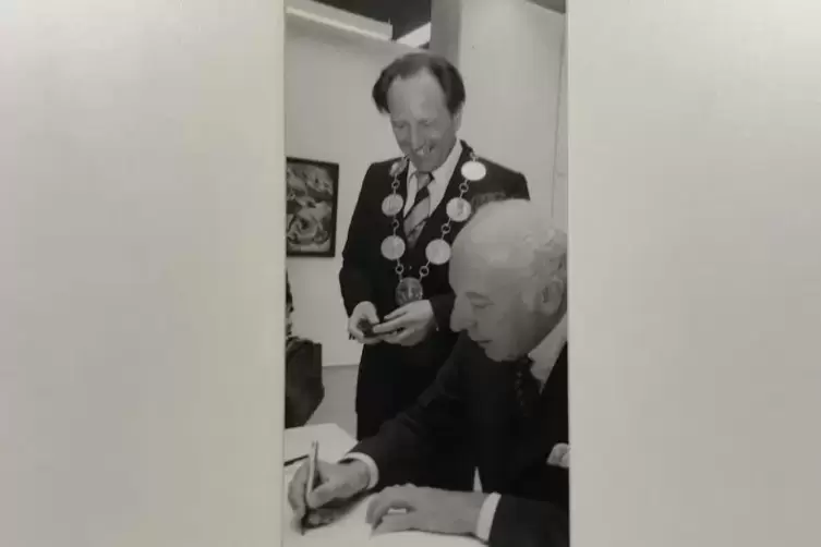 Bundespr&auml;sident Scheel tr&auml;gt sich ins Goldene Buch ein.