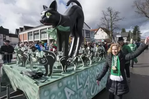 Die namensgebende „Bruchkatze“ des ausrichtenden Ramsteiner Vereins rahmt den Lindwurm ein.