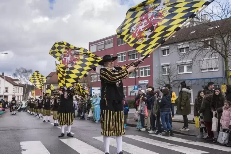 Flaggenschwenkend drehte der Fanfarenzug Bann seine Runde. 