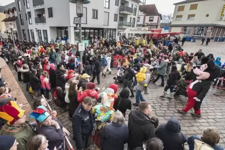 Die Narrenschar begr&uuml;&szlig;t Mickey Maus.