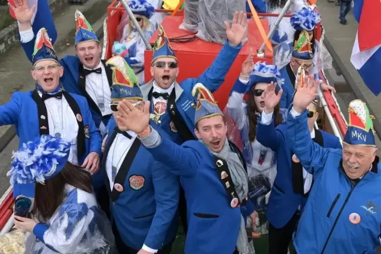 Helau: Die Fasnachter des Mechtersheimer Karnevalvereins &ndash; hier der Wagen des Elferrats &ndash; machen Stimmung beim Umzug.