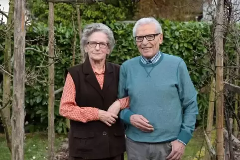 In ihrem Garten in Lingenfeld: Renate und Nunzio D'Ambrosio.