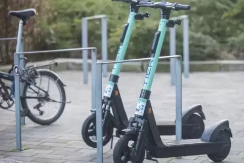 Über einen solchen Elektrotretroller des Verleihers Tier ist der Zug gerollt. Das Fahrzeug wurde dabei zerstört. 