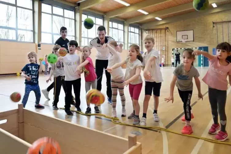 Der Ball, mein Freund: Aktionstag der HSG Dudenhofen/Schifferstadt mit Gideon Metzger (Mitte).