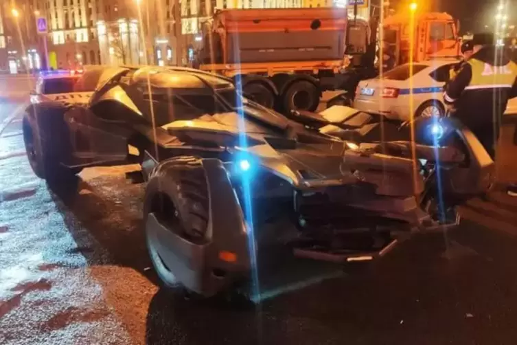 Nicht zugelassen und zu groß für die Straßen: russisches Batmobil. 