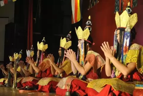 Buddhistische Mönche stellen am Messesamstag ihre Kultur vor.