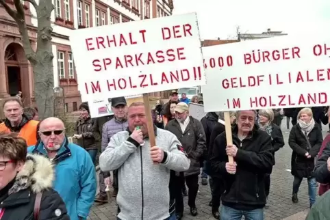 Am Freitag zogen die Demonstranten zur Hauptgeschäftsstelle der Sparkasse in Pirmasens. Die Demo diese Woche vor der Kreisverwal