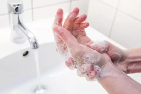 Gründliches Händewaschen mindert die Ansteckungsgefahr.