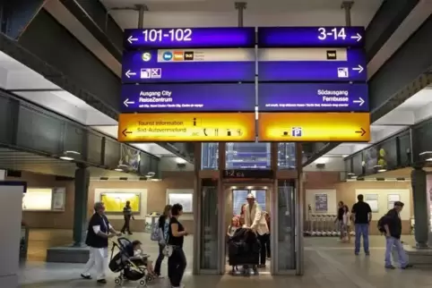 Ein Reisender hat am Hauptbahnhof seine Brieftasche verloren. Ein eiliger Reisender hat sie gefunden und am Zielbahnhof der Poli