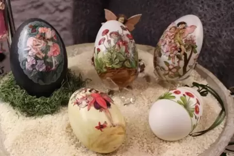 Eier gibt es beim Ostermarkt in allen Variationen – zum Beispiel filigran bemalt. 