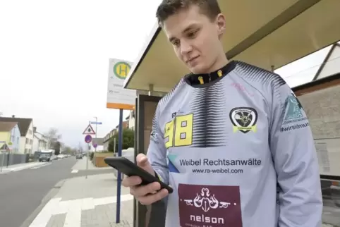 Egal, ob im Bus oder der Straßenbahn. Häufig zückt Jack Muth das Smartphone und schreibt Spielberichte für die Internetseite der