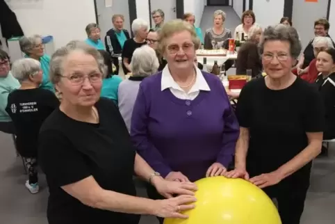  Sportlerinnen der ersten Stunde: Herta Rapp, Klärle Bohlender und Dorle Bohlender berichten aus den 50 Jahren der „Seniorengymn