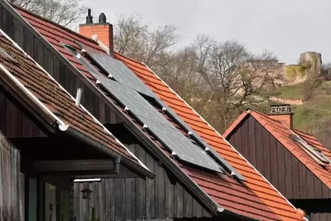 Insgesamt gibt es in nach Angaben der Stadtwerke 1052 Photovoltaikanlagen in Neustadt, darunter eine in der Saarlandstraße. Sola