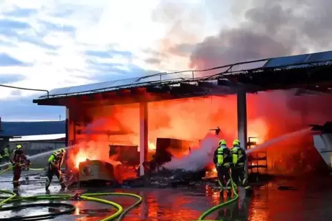 Die Halle brannte völlig aus. 