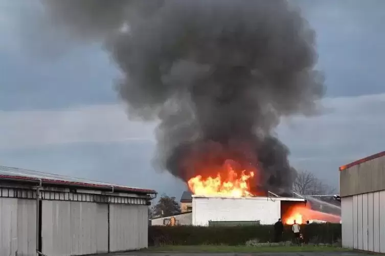 Das Feuer vom Flugplatz aus fotografiert.