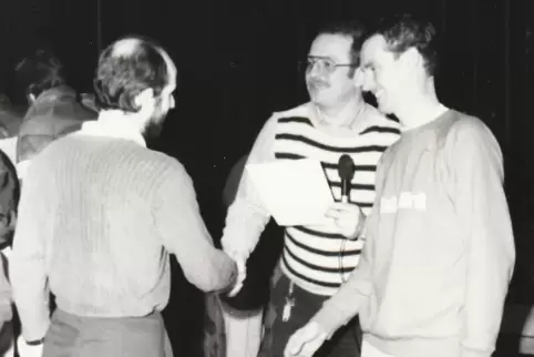 Beim ersten Auwaldlauf: Hans Seel (Mitte) und Heinz-Jürgen Koch (rechts) gratulieren dem Rülzheimer Otto Pfadt. 