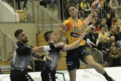 Niclas Kirkelökke trifft zum 11:8 für die Löwen.