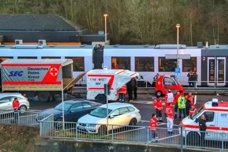 Die Bundespolizei in Idar-Oberstein hatte hier einen Regionalzug mit etwa 70 Fahrgästen wegen Coronavirus-Verdachts gestoppt. 