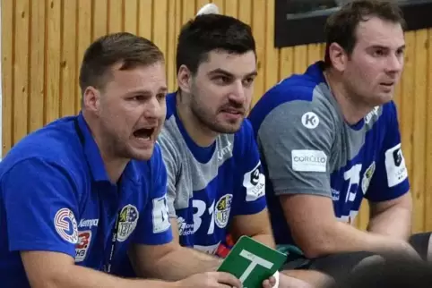 Andreas Zellmer (links, hier mit Dennis Götz und Kevin Seelos auf der TSG-Bank) ist seit 2011 bei der TSG Haßloch. 