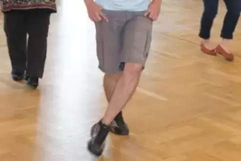Im Kurs „Bal Folk“ werden einfache Schritte geübt. 