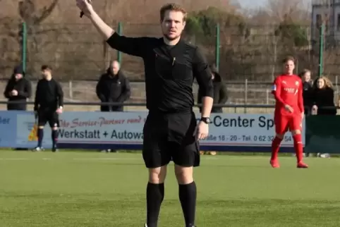Pfeift mit 25 Verbandsliga: Julian Kuhn.