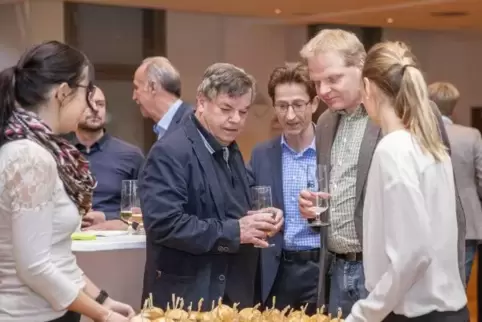 m Saalbau: Gespräche beim Blick aufs große Schnittchen-Tablett. Von links der frühere Ina-Schaeffler-Geschäftsführer Norbert Sei m Saalbau: Gespräche beim Blick aufs große Schnittchen-Tablett. Von links der frühere Ina-Schaeffler-Geschäftsführer Norbert Sei