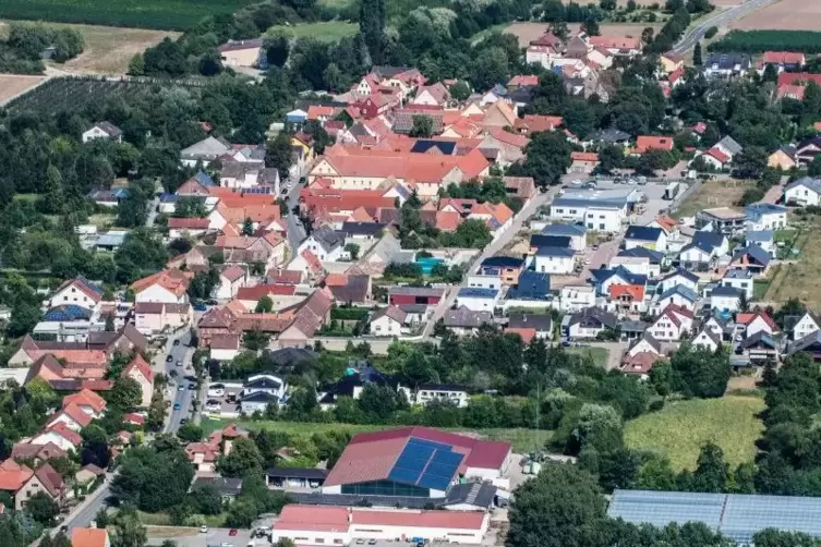 Von oben gut zu erkennen: alter Ortskern und weißes Neubaugebiet: Obersülzen.