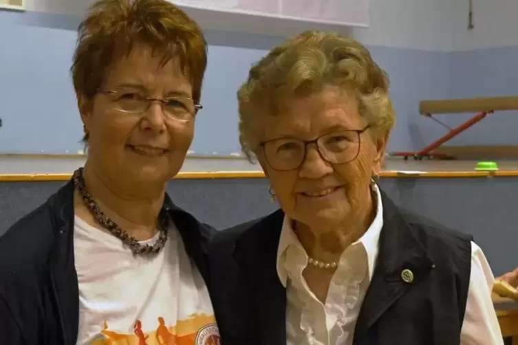 TSG-Vorsitzende Mireille Giel (links) mit Elfriede Wolf, die 49 Mal das Sportabzeichen absolviert hat.