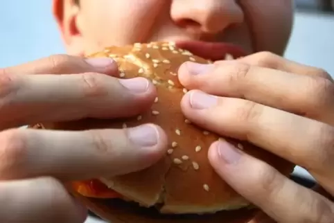 Mit Fast Food grenzen sich viele Jugendliche von dem ab, was die Eltern auf den Esstisch bringen, sagt Claudia Zein-Schuld. 