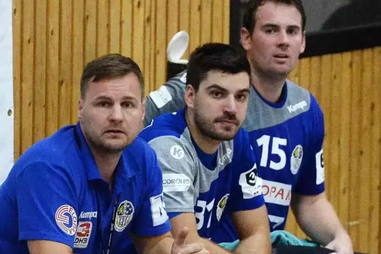 Andreas Zellmer (links, hier mit Dennis Götz und Kevin Seelos auf der TSG-Bank) blickt einer Handball-Pause entgegen. Er ist sei
