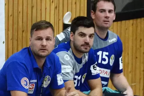 Andreas Zellmer (links, hier mit Dennis Götz und Kevin Seelos auf der TSG-Bank) blickt einer Handball-Pause entgegen. Er ist sei