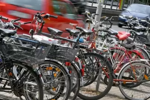 Darf nicht zum Problem werden, weil Abstellbügel fehlen: Fahrrad-Parken. 