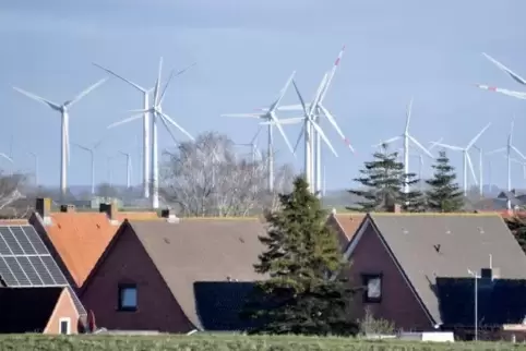 Windkraftanlagen unweit einer Wohnsiedlung in Schleswig-Holstein. 