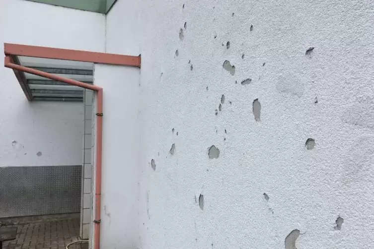 Die W&auml;nde der Altriper Sporthalle am Rheindamm haben L&ouml;cher. Jemand hat die Fassade mutwillig besch&auml;digt.