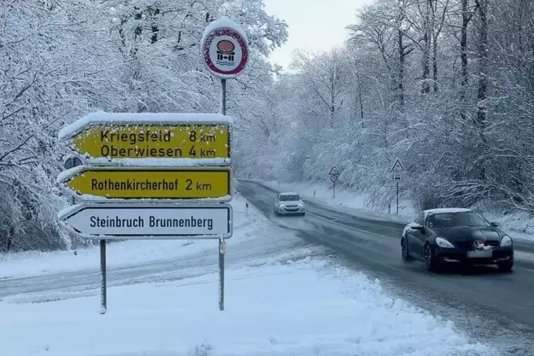 Winter im Donnersbergkreis: Speziell auf der Landesstraße 386 ist es zu einigen Behinderungen gekommen. Sie musste sogar gesperr