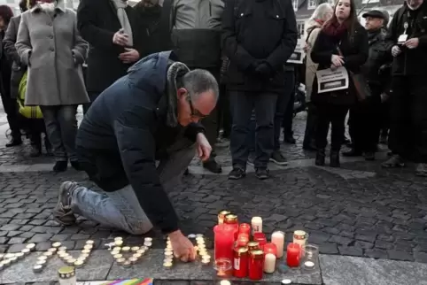 Auf dem Rathausplatz brannten am Dienstagabend Kerzen zum Gedenken an die Opfer der Mordtaten in Hanau.