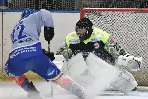 Starker Rückhalt: „Hornets“-Goalie Steven Teucke (rechts), hier bei einem Penalty gegen Hügelsheim.