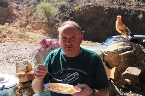  Da sitzt er beim Essen, mit einem einheimischen Gast: Walter Schmitt auf Sokotra, einer zum Jemen gehörenden Insel, um die 350 