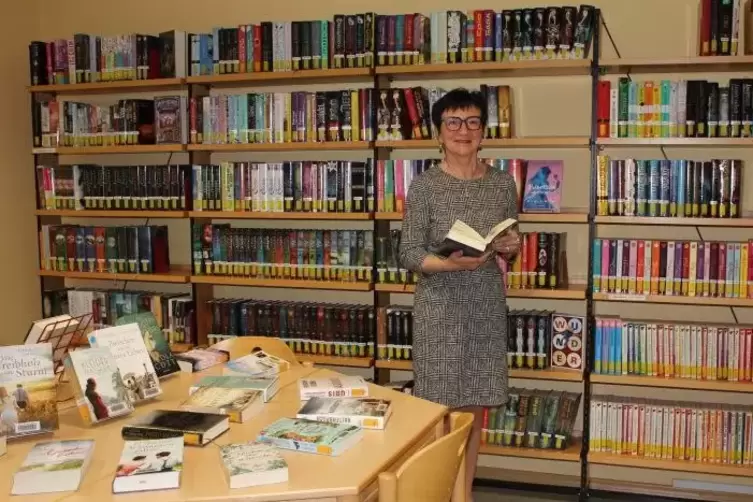 In den Räumen der kleinen katholischen Bücherei ist Traudel Klein die Chefin. 