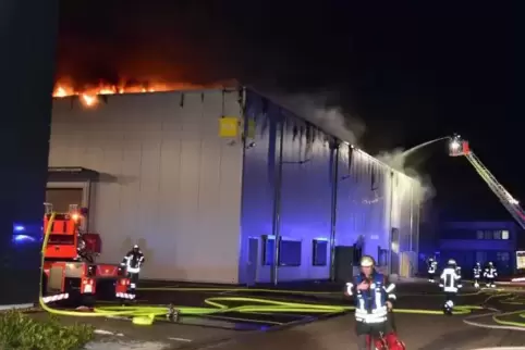 Großeinsatz der Feuerwehr an der Lagerhalle.