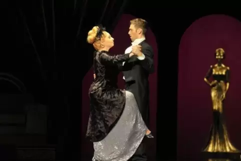Astrid Vosberg und Dennis Weißert in der aktuellen Pfalztheater-Inszenierung des Musicals „Sunset Boulevard“.