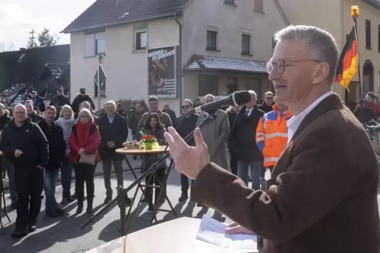 Der Leiter des Landesbetriebs Mobilit&auml;t in Kaiserslautern, Richard Lutz, bei der Er&ouml;ffnung der Ortsdurchfahrt, zu der zahlreiche