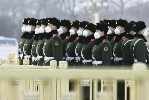 n China – hier Soldaten auf dem Pekinger Platz des Himmlischen Friedens – nahm im Dezember die Coronakrise ihren Lauf. Sie hat w
