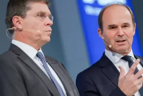 BASF-Chef Martin Brudermüller (rechts) und Vize-Chef Hans Engel auf der Bilanzpressekonferenz.