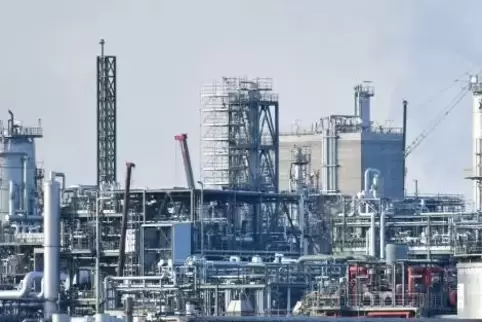 Neben der Anzahl der Jobs im BASF-Stammwerk ist auch die Mitarbeiterprämie im Rückwärtsgang.