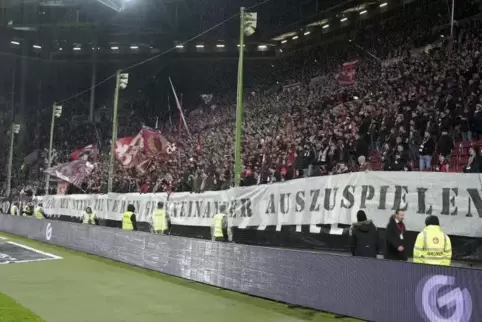 Die FCK-Fans hatten im Spiel gegen die SG Sonnenhof Großaspach Gegenstände auf das Spielfeld geworfen.