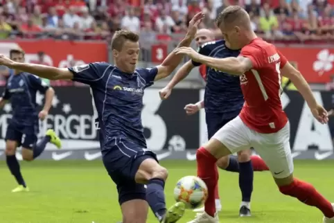 Gestoppt: Michael Schultz (links) vom SV Waldhof Mannheim in der Hinrunde gegen FCK-Torjäger Florian Pick.
