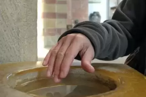 Auch im Weihwasser kann man sich anstecken. 