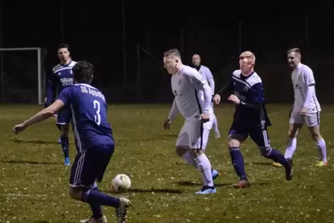 Pokaltriumph: 1:0 siegte die SG Appeltal (blaue Trikots) unter der Woche gegen den TuS Bolanden.